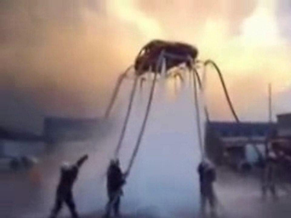 Des pompiers soulèvent une voiture avec des lances