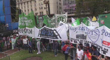 Télécharger la video: Sindicatos argentinos protestan antes del paro general del próximo 6 de abril