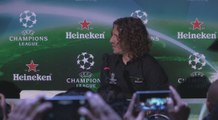 Carles Puyol visita Bogotá en compaía de la copa de la UEFA Champions League