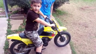 Un enfant se crash avec une moto