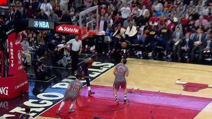 lebron-throws-the-hammer-down-off-outlet-pass-march-30-2017.