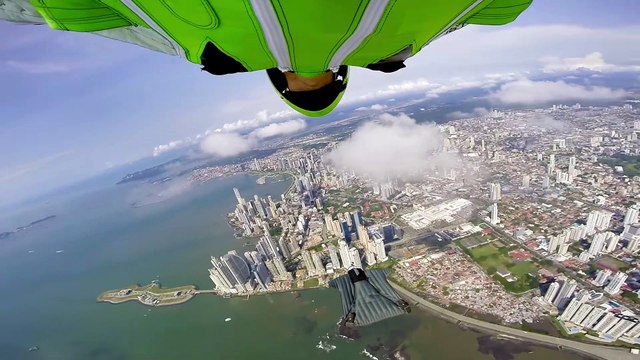 Un Vol en wingsuit incroyable entre les buildings de Panama
