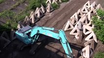 ショベルカー解体作業　KOBELCO SK200