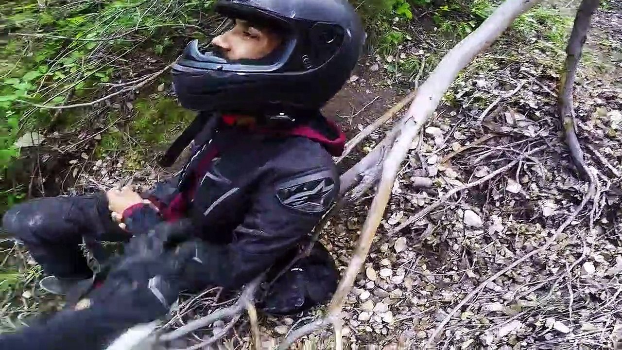 Ce motard perd le contrôle de sa moto et chute du haut d'une falaise