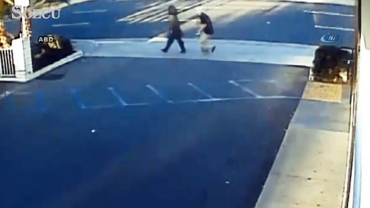 Kadının çantasını böyle kaptı