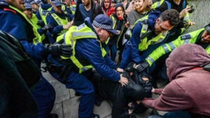 Polis Londra'da İslam Karşıtlarını Yere Yatırarak Gözaltına Aldı