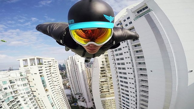 Deux wingsuiters volent à travers les immeubles de Panama City