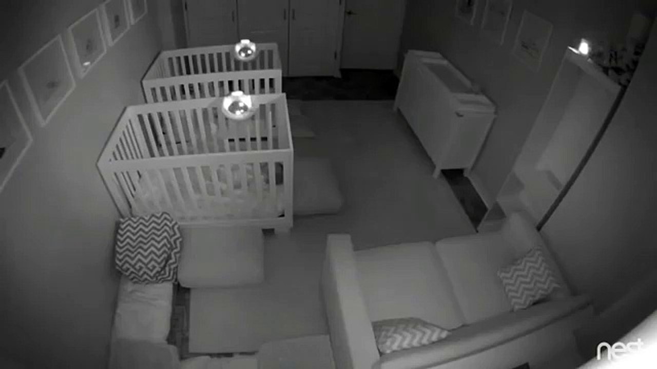 2 bébés jumeaux font la fête dans leur chambre pendant la nuit