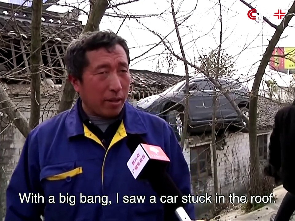 Un sacré accident le fait finir dans le toit de cette maison !