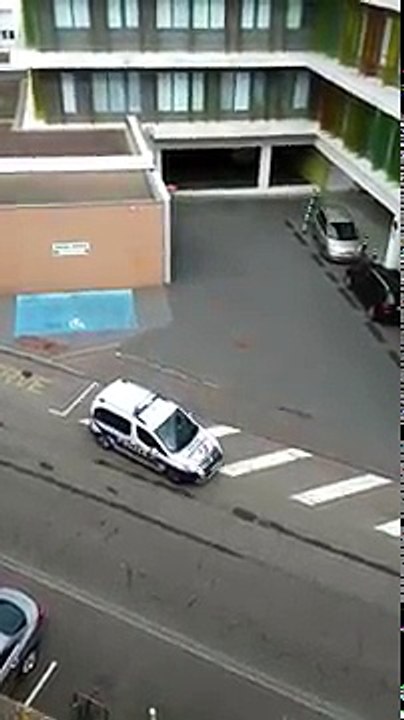 La police de Roanne oublie de mettre le frein à main devant un hôpital
