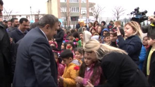 Bakan Veysel Eroğlu Öğrencilerle Birlikte Fidan Dikti