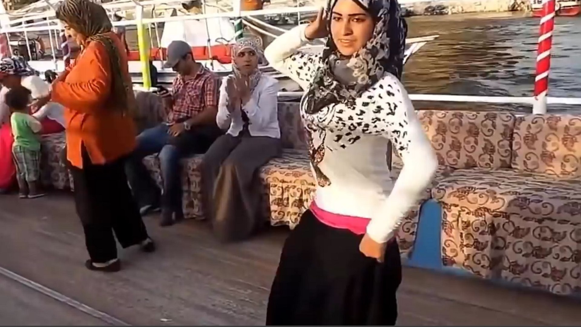 Nil nehrini sallayan Arap kızları - Dailymotion Video