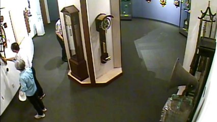Il ne faut jamais toucher aux œuvres exposées dans les musées. En voici les raisons…