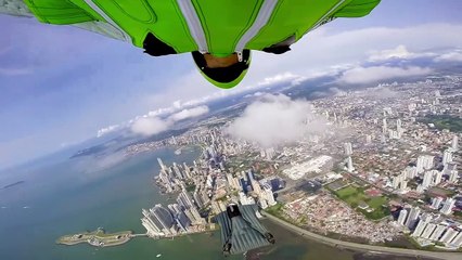 Un Vol en wingsuit incroyable entre les buildings de Panama