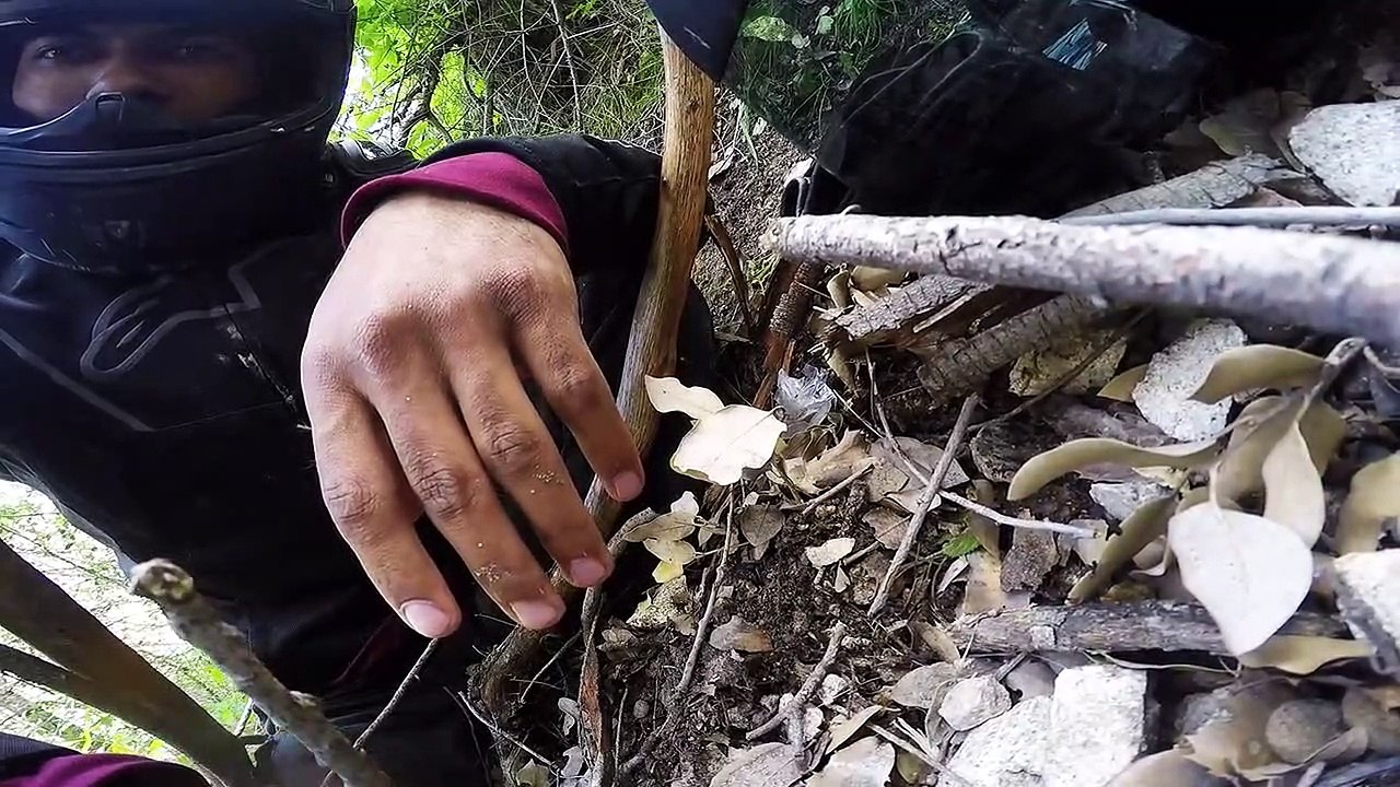 Ce motard perd le contrôle de sa moto et chute du haut d'une falaise