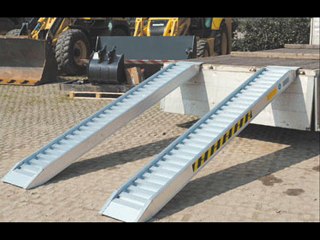 Bi-fold aluminum ramp