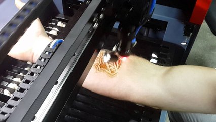 Gravure laser sur un bras