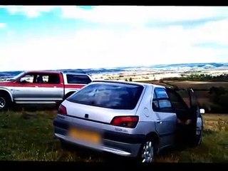 Il oublie le frein a main de sa voiture et n’essaie même pas de la récupérer...