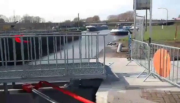 Embouteillage de péniches à l'écluse de Kain