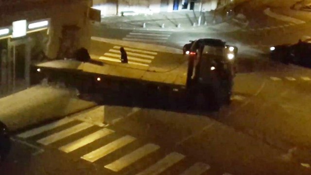 Il attaque un distributeur de billets avec une dépanneuse faisant office de camion-bélier