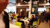 Jair Bolsonaro bate continência a Sergio Moro no Aeroporto de Brasília