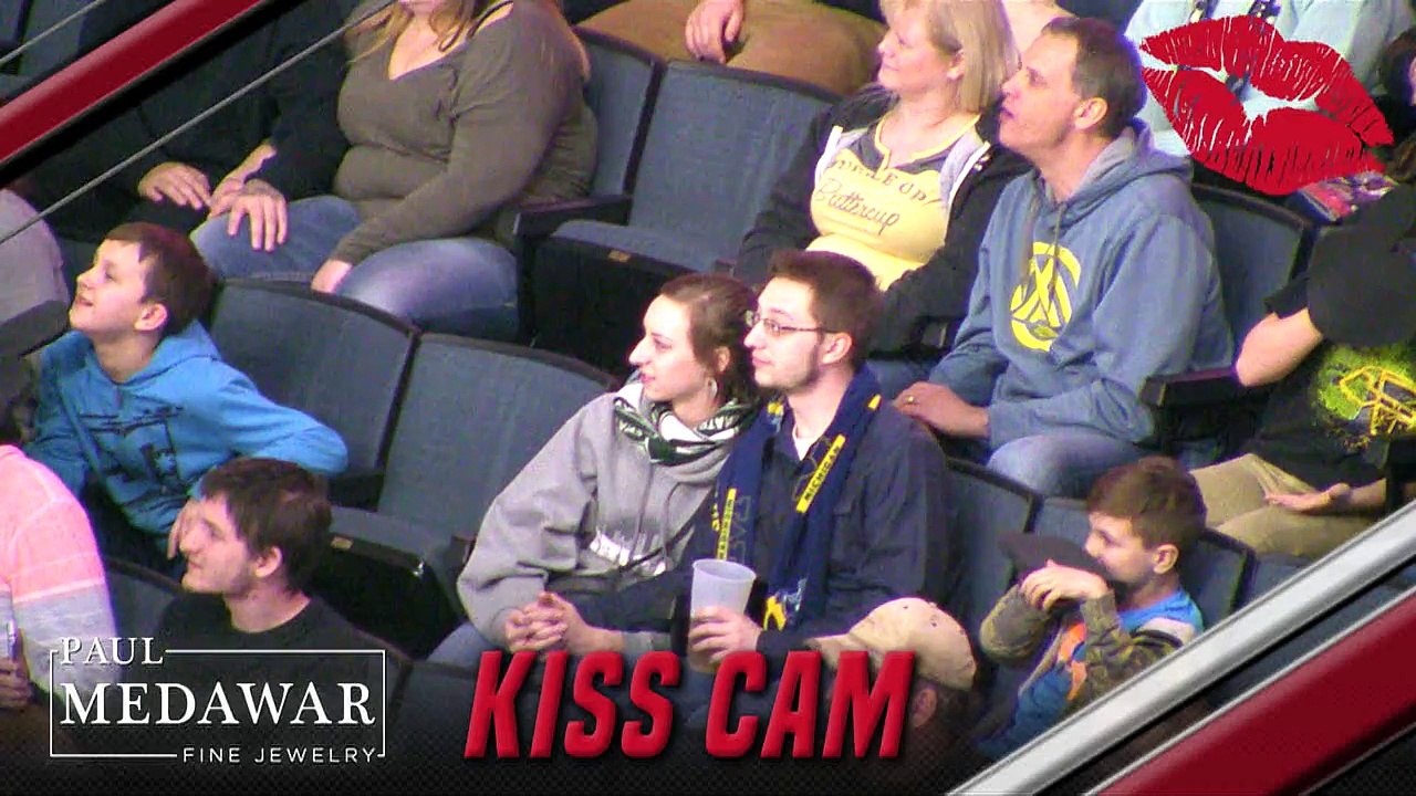 Une femme demande en mariage son compagnon lors d'un match de Hockey