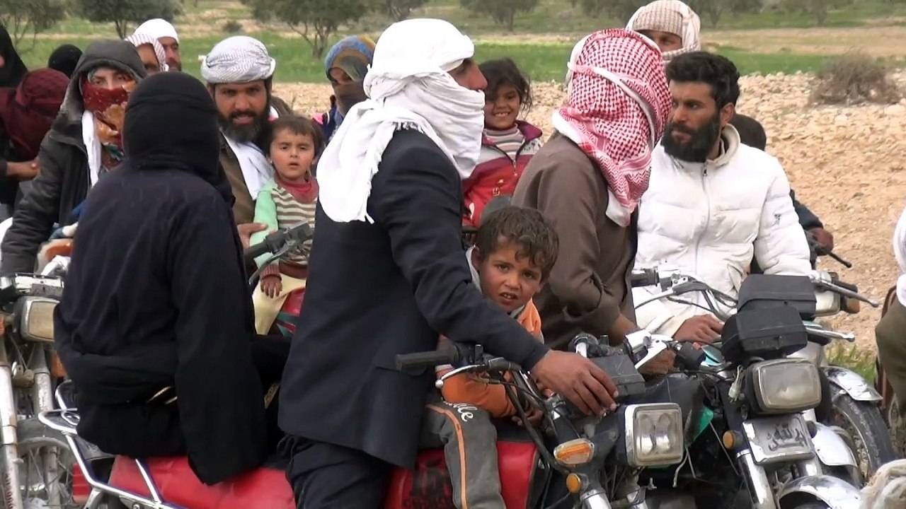نزوح مئات المدنيين مع استمرار المعارك في محيط الطبقة السورية