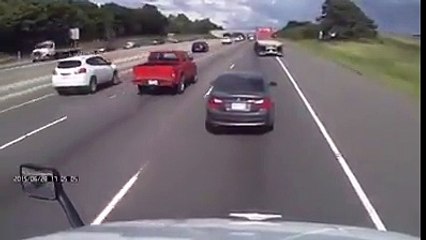 En voulant narguer un camionneur, cet automobiliste se retrouve pris à son propre jeu