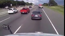 En voulant narguer un camionneur, cet automobiliste se retrouve pris à son propre jeu