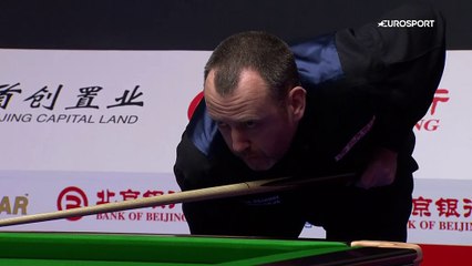 Mark Williams produces outrageous one-handed escape