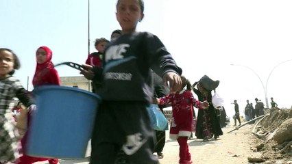 صفوف الفارين من المعارك تتقاطع مع العائدين الى الموصل