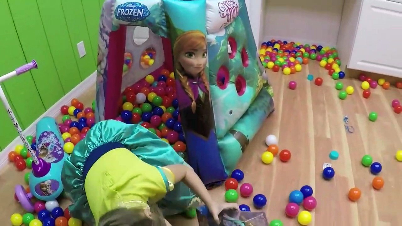 NEW GIANT FROZ SE TOYS BALL PIT CHALLENGE Opening Surprise Eggs Unboxing Snap ins Kids Toy-d