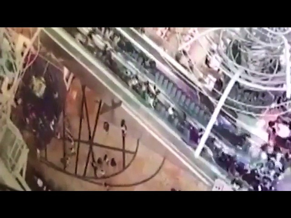 Un escalier mécanique devient fou !