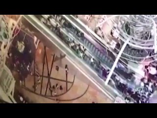 Un escalier mécanique devient fou !