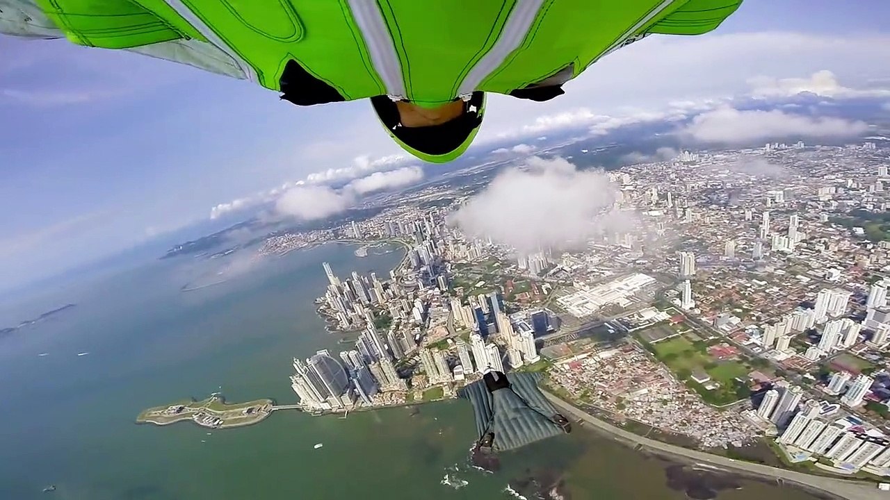 Deux wingsuiters volent entre les gratte-ciels...