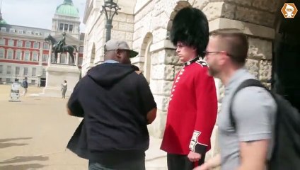 Un touriste embête un soldat de la garde royale mais va vite le regretter !