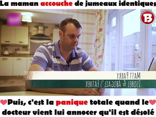 La maman accouche de jumeaux identiques