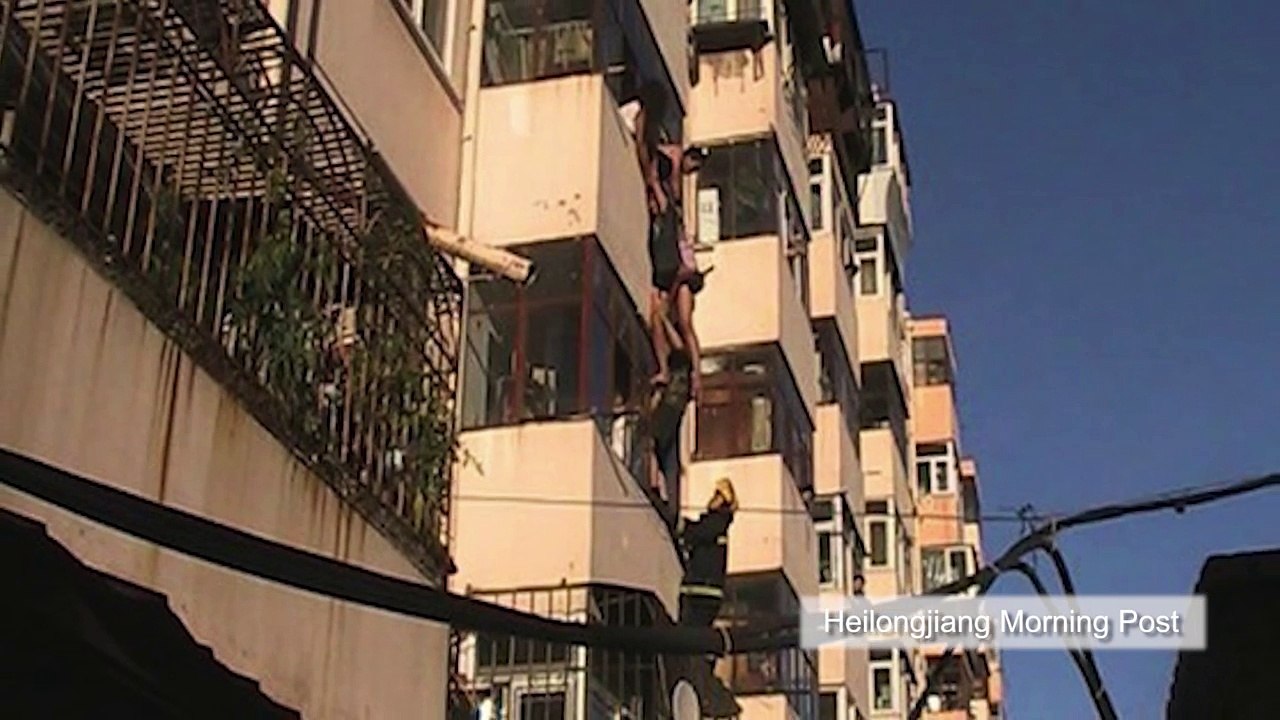 Ragazza si lancia dal balcone, viene salvata in extremis. Da non credere!