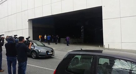 VÍDEO Cânticos e muito apoio na saída do FC Porto para Lisboa[via torchbrowser.com]