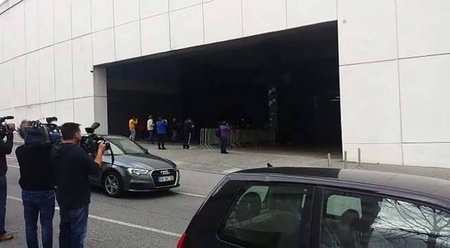 VÍDEO Cânticos e muito apoio na saída do FC Porto para Lisboa[via torchbrowser.com]