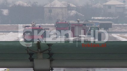 Dëbora pezullon fluturimet në Rinas,