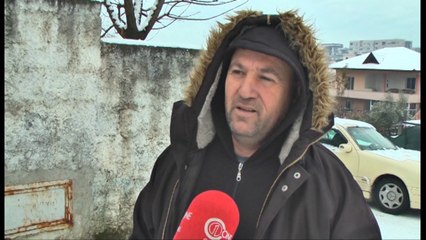 Bora në Tiranë, rrugët dytësore pa kripë, rrezikohen këmbësorët