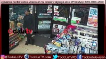 Ladrón armado olvida ponerse la máscara hasta que ya está a mitad del robo de una tienda-Video