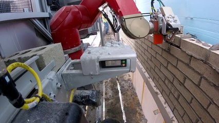 SAM, el robot que pone ladrillos seis veces más rápido que un albañil
