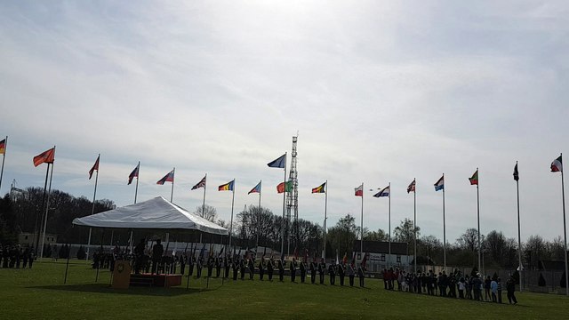 Quatre F-16 survolent le SHAPE à Mons pour les 50 ans de la base militaire