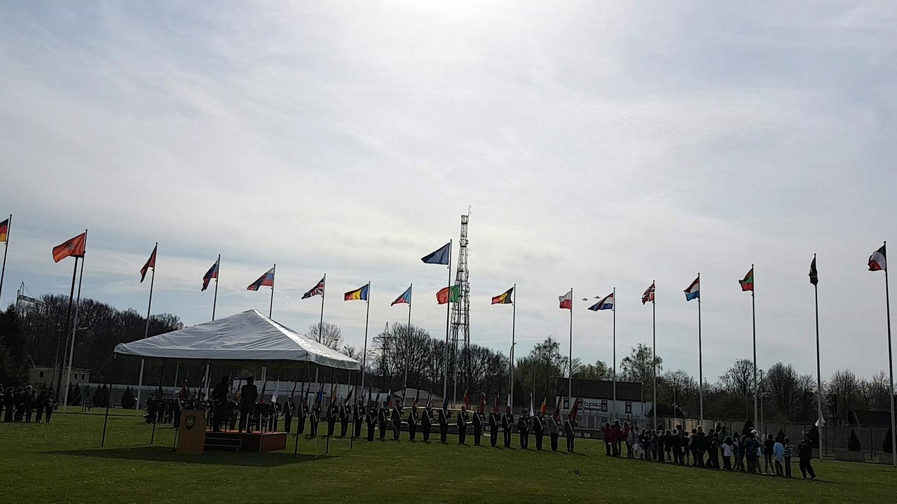 Quatre F-16 survolent le SHAPE à Mons pour les 50 ans de la base militaire
