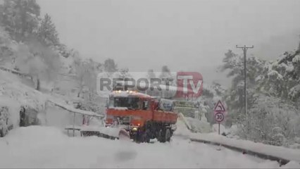 Report TV - Reshje të dendura bore në Llogara, edhe borëpastrueset mezi ia dalin