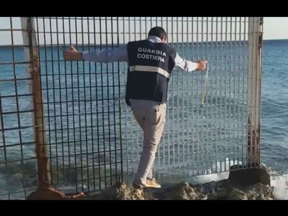 Gallipoli (LE) - Guardia Costiera sequestra recinzione abusiva sulla spiaggia (31.03.17)