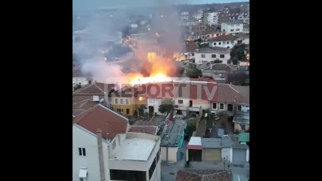 Report TV - Shkodër, përfshihet nga flakët një banesë, nuk ka të lënduar