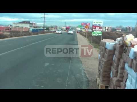 Report TV - Shoferin serb e zë gjumi, trajleri del nga rruga, plagosen 2 persona